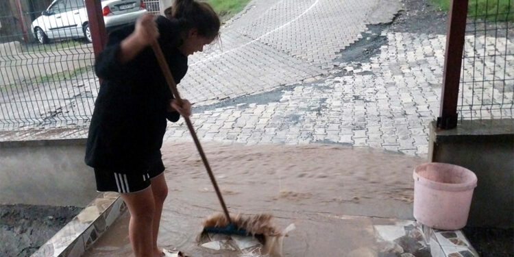Hatay'da sağanak; ev ve iş yerlerini su bastı