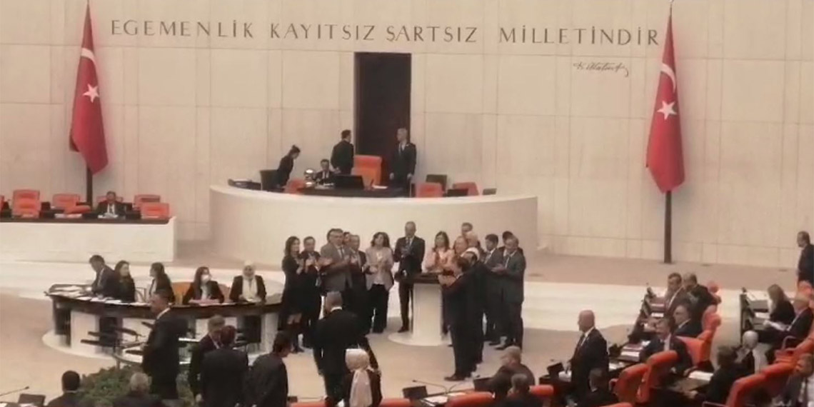 HEDEP'ten TBMM'de alkışlı protesto