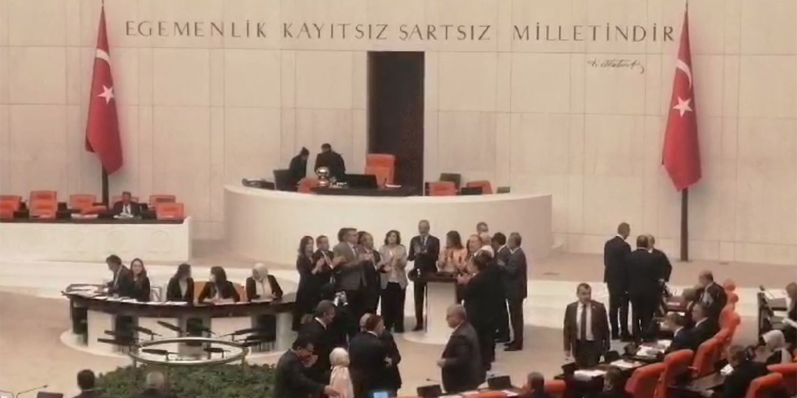 HEDEP'ten TBMM'de alkışlı protesto