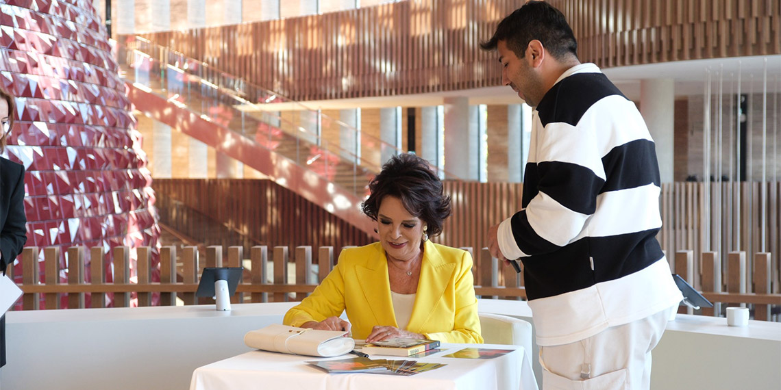 Hülya Koçyiğit AKM'de hayranlarıyla buluştu