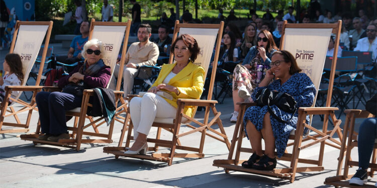 Hülya Koçyiğit, AKM’de hayranlarıyla buluştu