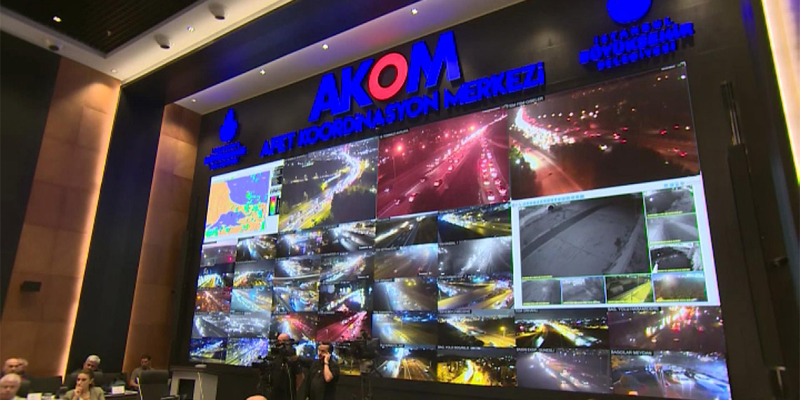 İstanbul'da yağışlı hava yarın da etkisini sürdürecek. AKOM, İstanbulluları mecbur kalmadıkça trafiğe çıkmamaları konusunda da uyardı.