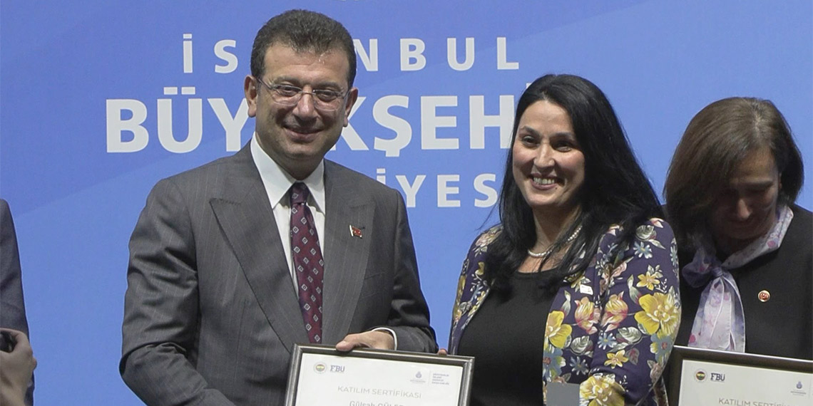 İstanbul Büyükşehir Belediye (İBB) Başkanı Ekrem İmamoğlu akşam yemeğinde muhtarlarla bir araya geldi. 19 Ekim Muhtarlar Günü dolayısıyla gecikmeli olarak düzenlenen toplantıda konuşan İmamoğlu, "Muhtarlığı hak ettiği seviyeye taşıyacak, yerel düzenlemeleri de, yereli güçlendiren ve hak ettiği seviyeye taşıyacak kişiler bizler olacağız" dedi.