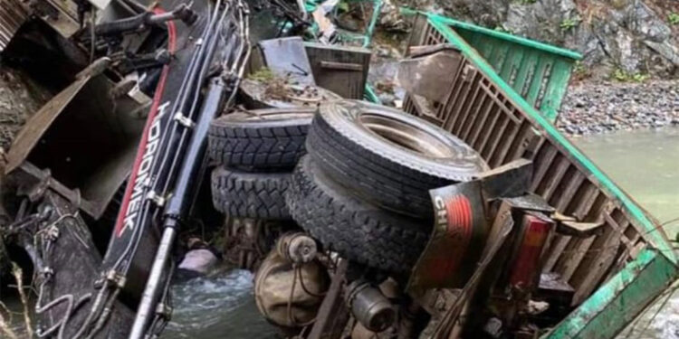 İş makinesi taşıyan kamyon dereye devrildi; 1 ölü