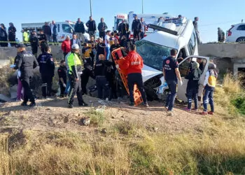 Aksaray'da işçi servisiyle kamyonet çarpıştı: 17 yaralı