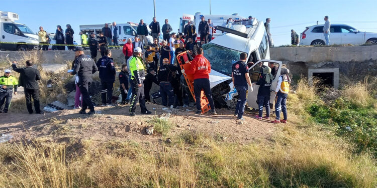 Aksaray'da işçi servisiyle kamyonet çarpıştı: 17 yaralı