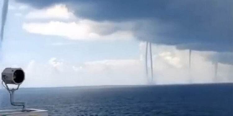 İskenderun'da çok sayıda hortum oluştu