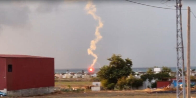 İskenderun'da işaret fişekleri paniğe neden oldu