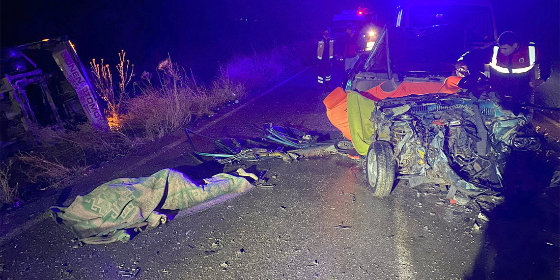 Isparta'da kamyonet ile otomobil çarpıştı; 5 ölü