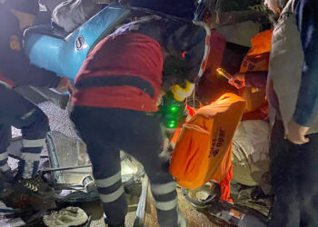 Isparta'da kamyonet ile otomobil çarpıştı; 5 ölü