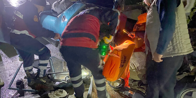 Isparta'da kamyonet ile otomobil çarpıştı; 5 ölü