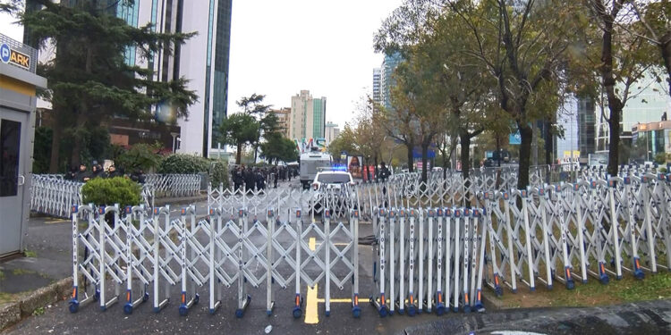 İsrail Başkonsolosluğu'nun çevresi demir bariyerlerle kapatıldı