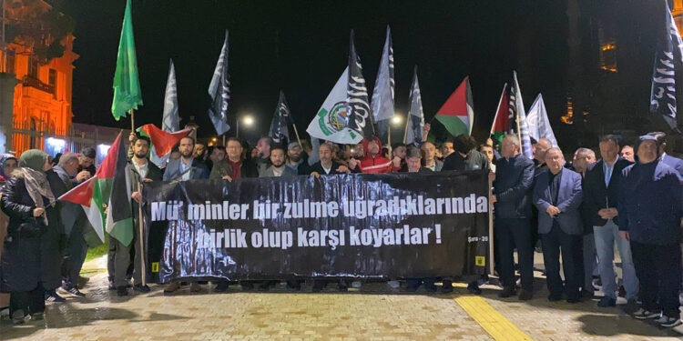 İsrail'in Gazze'deki hastaneye düzenlediği saldırı protesto edildi