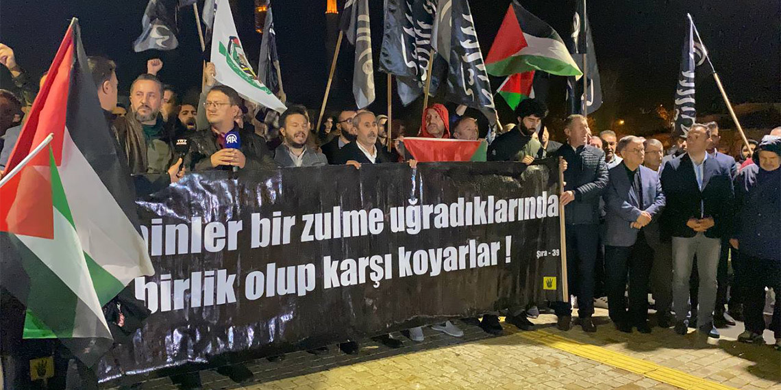 İsrail'in Gazze'deki hastaneye düzenlediği saldırı protesto edildi