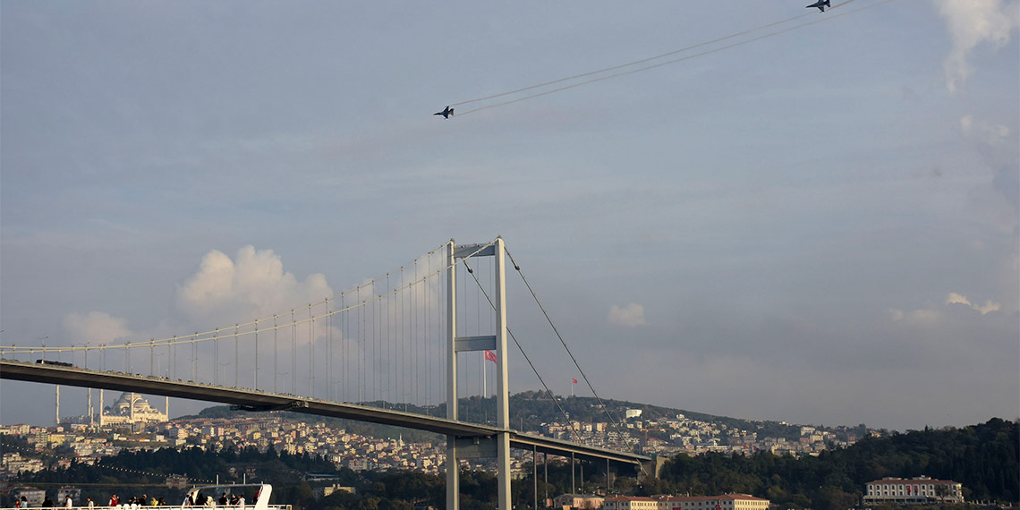 İstanbul Boğazı'ndan 100 gemi geçti
