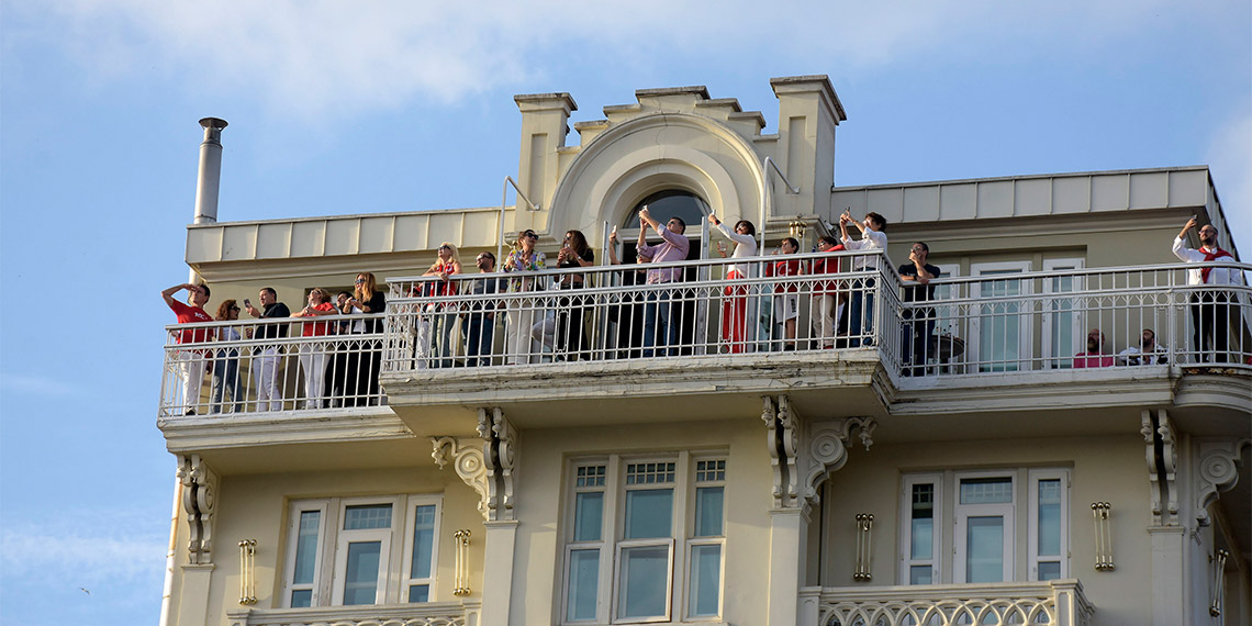 İstanbul Boğazı'ndan 100 gemi geçti, SOLOTÜRK ve Türk Yıldızları gösteri uçuşu yaptı, vatandaşlar ve turistler ilgiyle izledi.