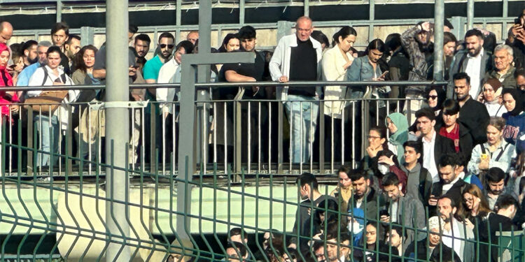 İstanbul'da metrobüs durağı ve üst geçitte yoğunluk