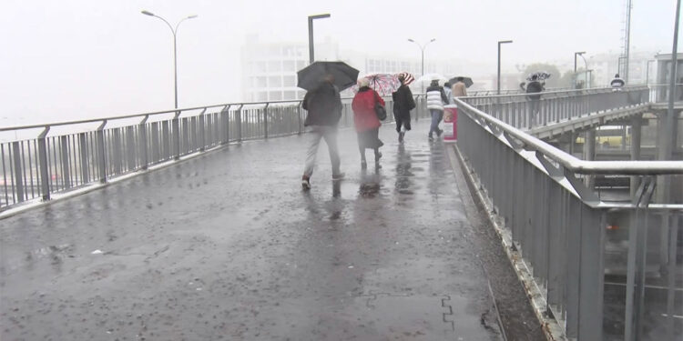 İstanbul'da beklenen yağmur başladı