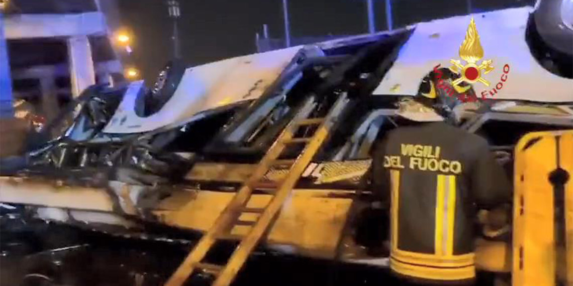 İtalya'da turist otobüsü üst geçitten düştü: 21 ölü