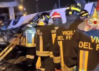 İtalya'da turist otobüsü üst geçitten düştü: 21 ölü