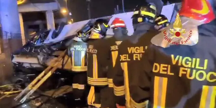 İtalya'da turist otobüsü üst geçitten düştü: 21 ölü