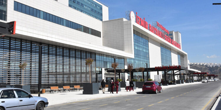 İzmir Şehir Hastanesi hasta kabulüne başladı