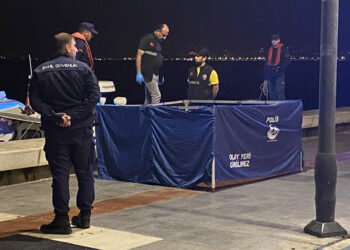 Denizde ayaklarına bidon bağlanmış erkek cesedi bulundu