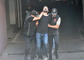 İzmir'de örgüt üyeliğinden gözaltına alınan 3 kişi adliyede