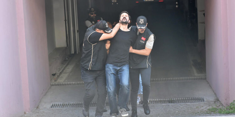 İzmir'de örgüt üyeliğinden gözaltına alınan 3 kişi adliyede