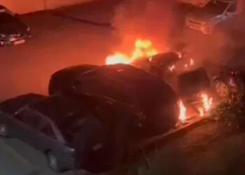Kadıköy'de açık otoparkta 3 araç yandı
