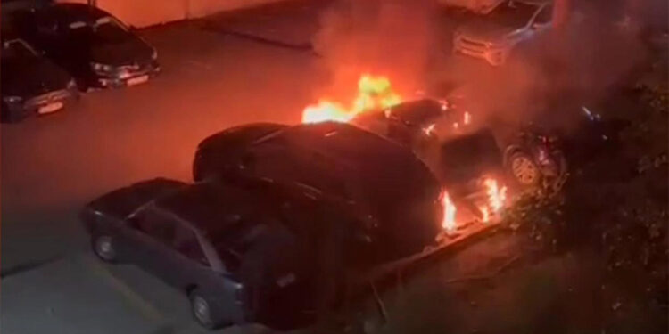 Kadıköy'de açık otoparkta 3 araç yandı