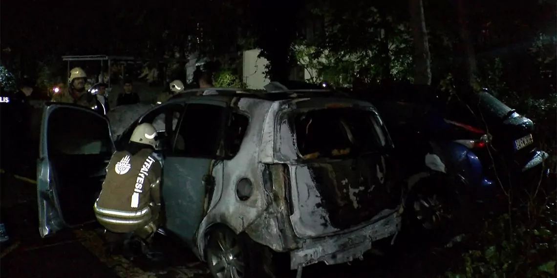 Kadıköy'de açık otoparkta 3 araç yandı