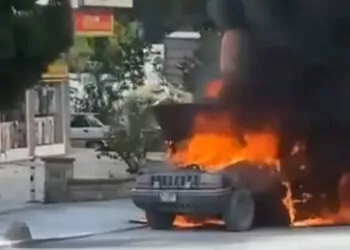 Kadıköy'de park halindeki cip yandı