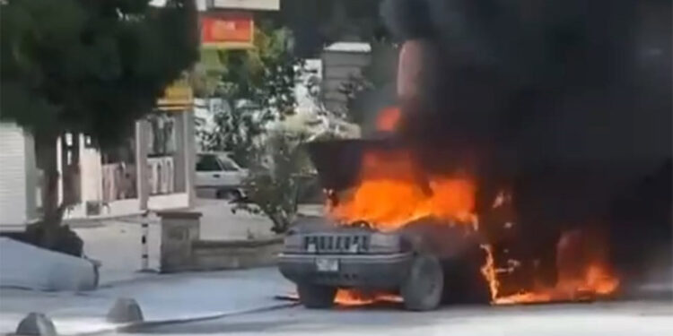 Kadıköy'de park halindeki cip yandı