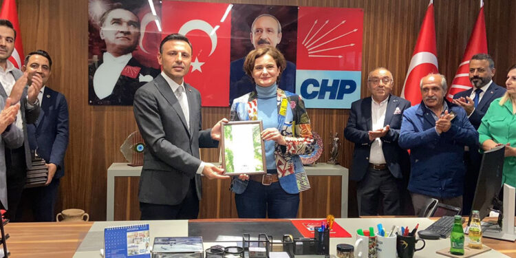 Kaftancıoğlu görevini Özgür Çelik'e devretti