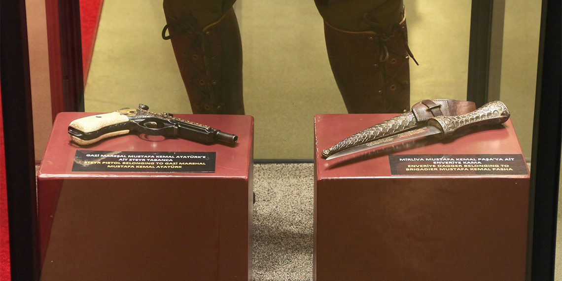 Cumhuriyet'in 100'ncü yılı kutlamaları kapsamında hazırlanan ve Gazi Mustafa Kemal Atatürk'e ait tabanca ve kamayla birlikte, Kurtuluş Savaşı dönemine ait birçok orijinal eserin sergilendiği 'Dirilişten Kurtuluşa Cumhuriyet'e Giden Yol Sergisi' Kağıthane'de bulunan Hisart Canlı Tarih Müzesi'nde açıldı.