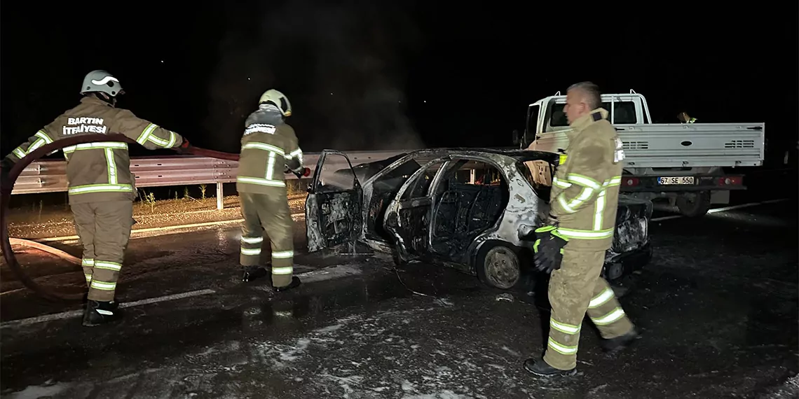 Kamyonete çarpan otomobilde yangın çıktı: 1 ölü