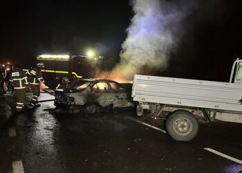 Kamyonete çarpan otomobilde yangın çıktı: 1 ölü