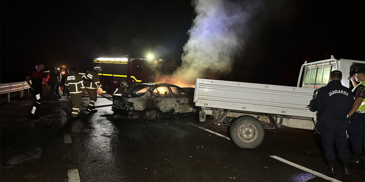 Kamyonete çarpan otomobilde yangın çıktı: 1 ölü