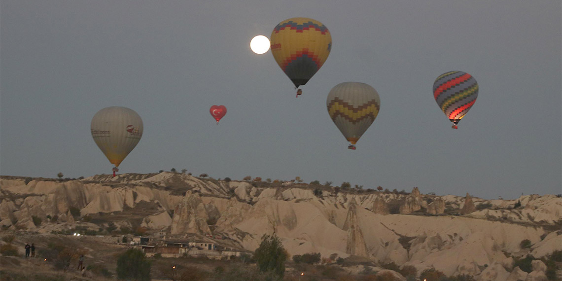 100 sıcak hava balonu, 100 bayrakla havalandı