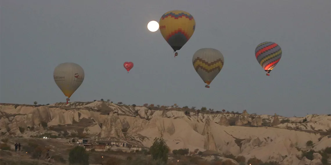 100 sıcak hava balonu, 100 bayrakla havalandı