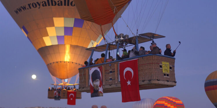 100 sıcak hava balonu, 100 bayrakla havalandı