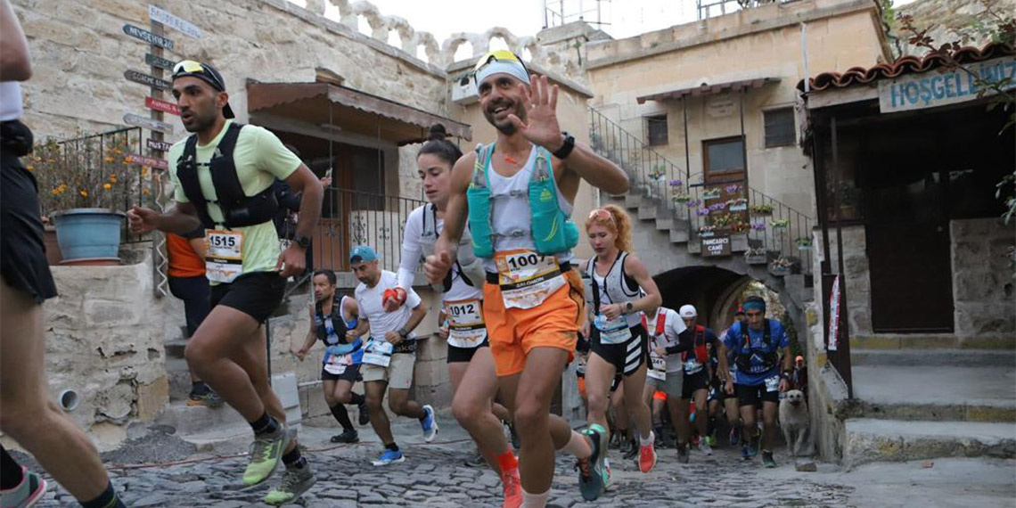 Kapadokya’daki Salomon Ultra Trail'in 10'uncu yılında parkur rekoru geldi. 119 km yarışını Rus atlet Dmitry Mityaev 10 saat 59 dakika 32 saniyelik derecesi ile kazandı.
