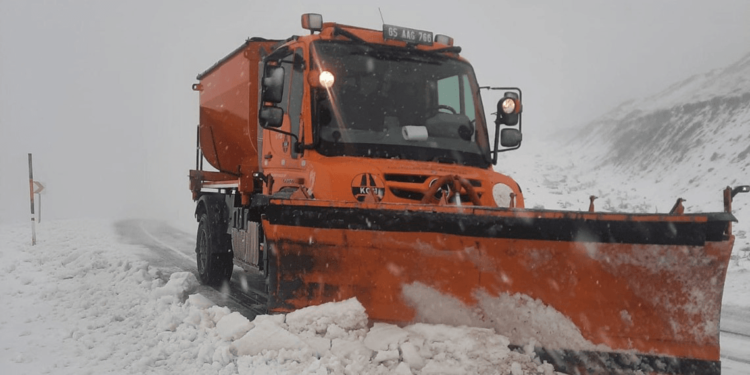 Van-Bahçesaray kara yolunda kar kalınlığı 15 santimetre