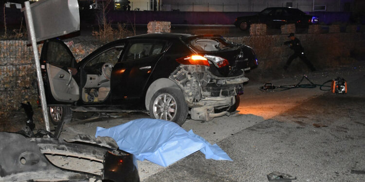 Karşı şeride geçen otomobil kazasında karı-koca öldü