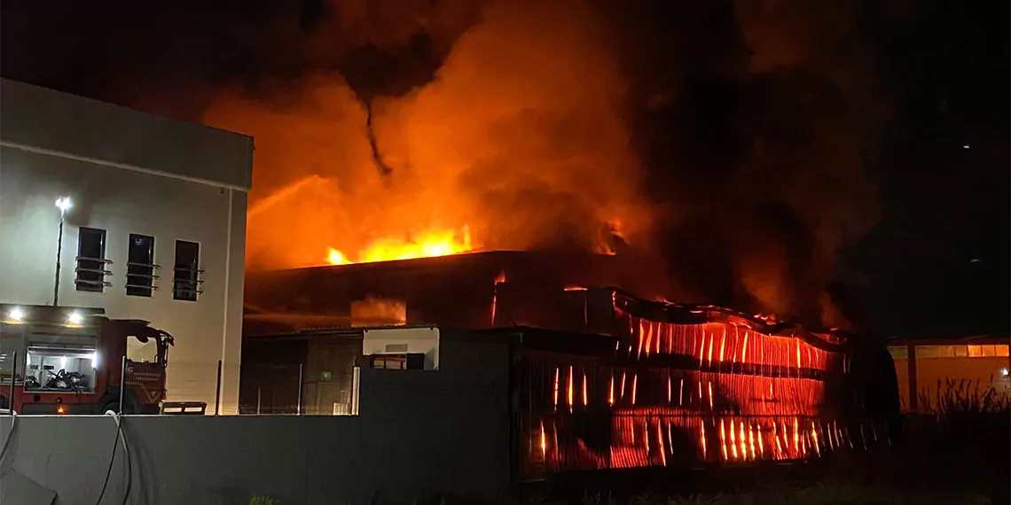 Manisa’nın muradiye ilçesindeki bir kauçuk fabrikasında henüz belirlenmeyen nedenle yangın çıktı.  