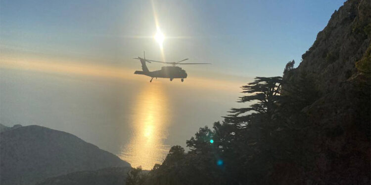 Kayalıklara düşen Belaruslu paraşütçü kurtarıldı