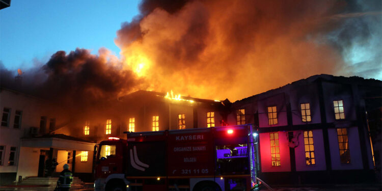 Kayseri'de mobilya fabrikası alev alev yandı