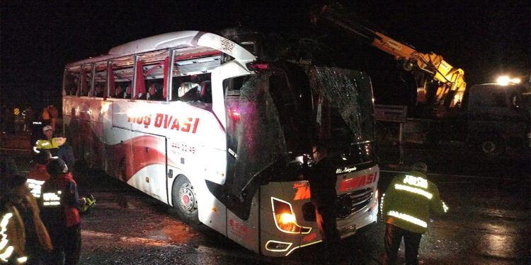 Kayseri'de yolcu otobüsü devrildi: 38 yaralı