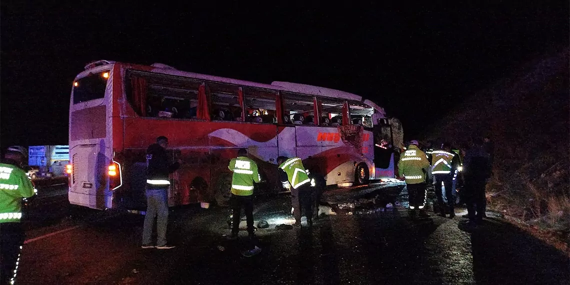 Kayseri'de yolcu otobüsü devrildi: 38 yaralı